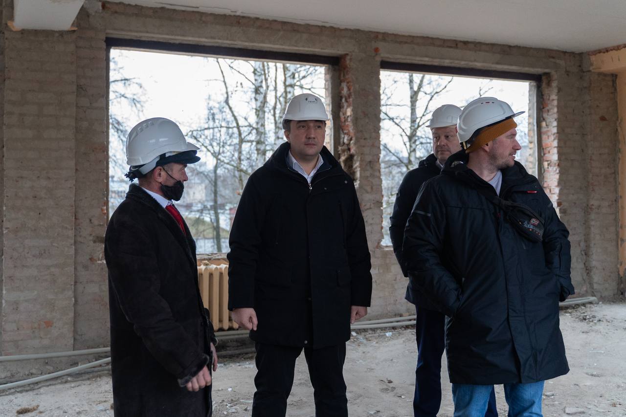 Глава Жуковского проверил ход ремонта в дошкольных отделениях школ №12 и №15 Глава Жуковского проверил ход ремонта в дошкольных отделениях школ №12 и №15