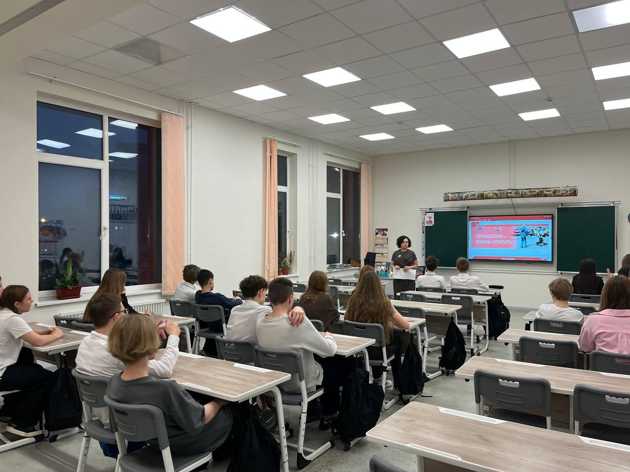 Понедельник 24 ноября встречает нас еженедельной торжественной линейкой с поднятием флага и гимном Понедельник 24 ноября встречает нас еженедельной торжественной линейкой с поднятием флага и гимном