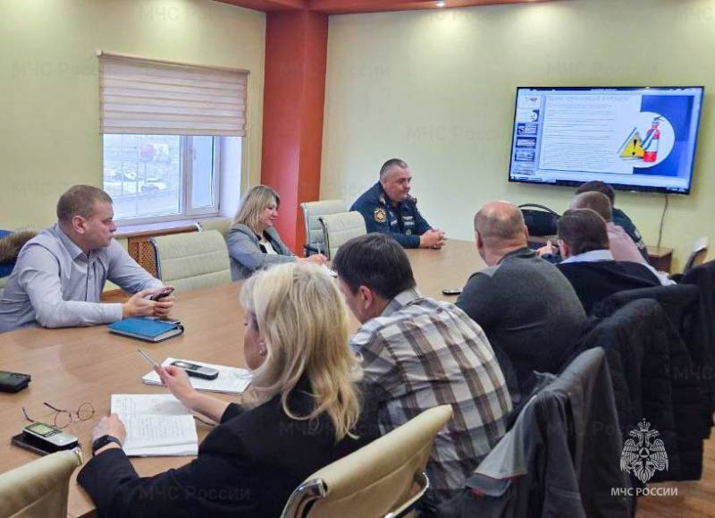 Сотрудники МЧС России проводят встречи с представителями крупных промышленных предприятий региона Сотрудники МЧС России проводят встречи с представителями крупных промышленных предприятий региона