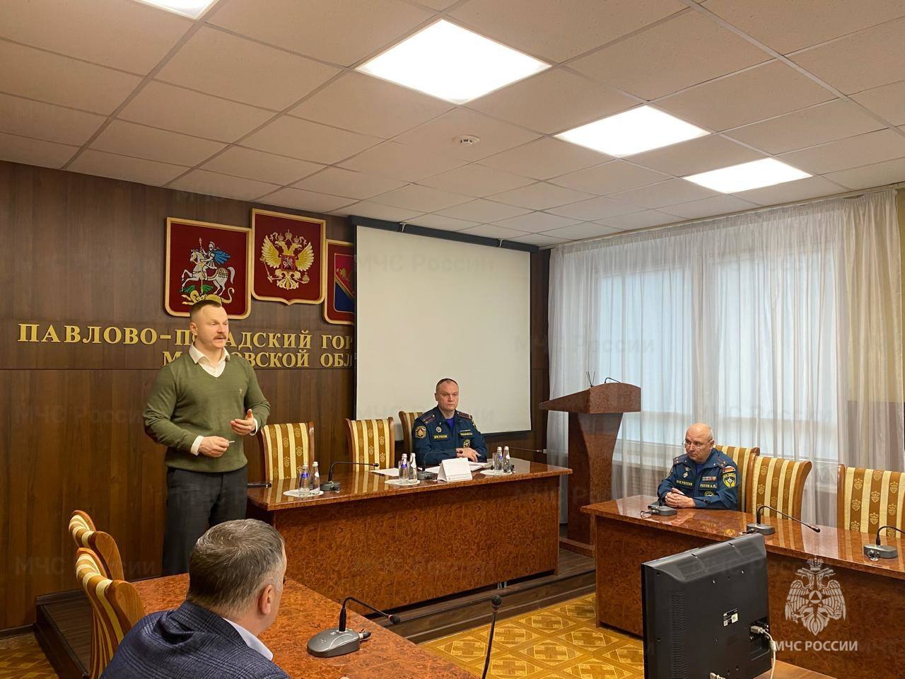 Сотрудники МЧС России проводят встречи с представителями крупных промышленных предприятий региона Сотрудники МЧС России проводят встречи с представителями крупных промышленных предприятий региона