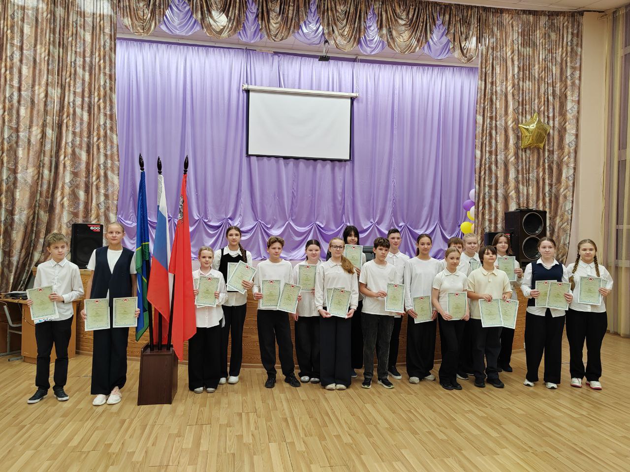 Традиционно понедельник открываем торжественной линейкой посвященной выносу Государственного флага РФ Традиционно понедельник открываем торжественной линейкой посвященной выносу Государственного флага РФ