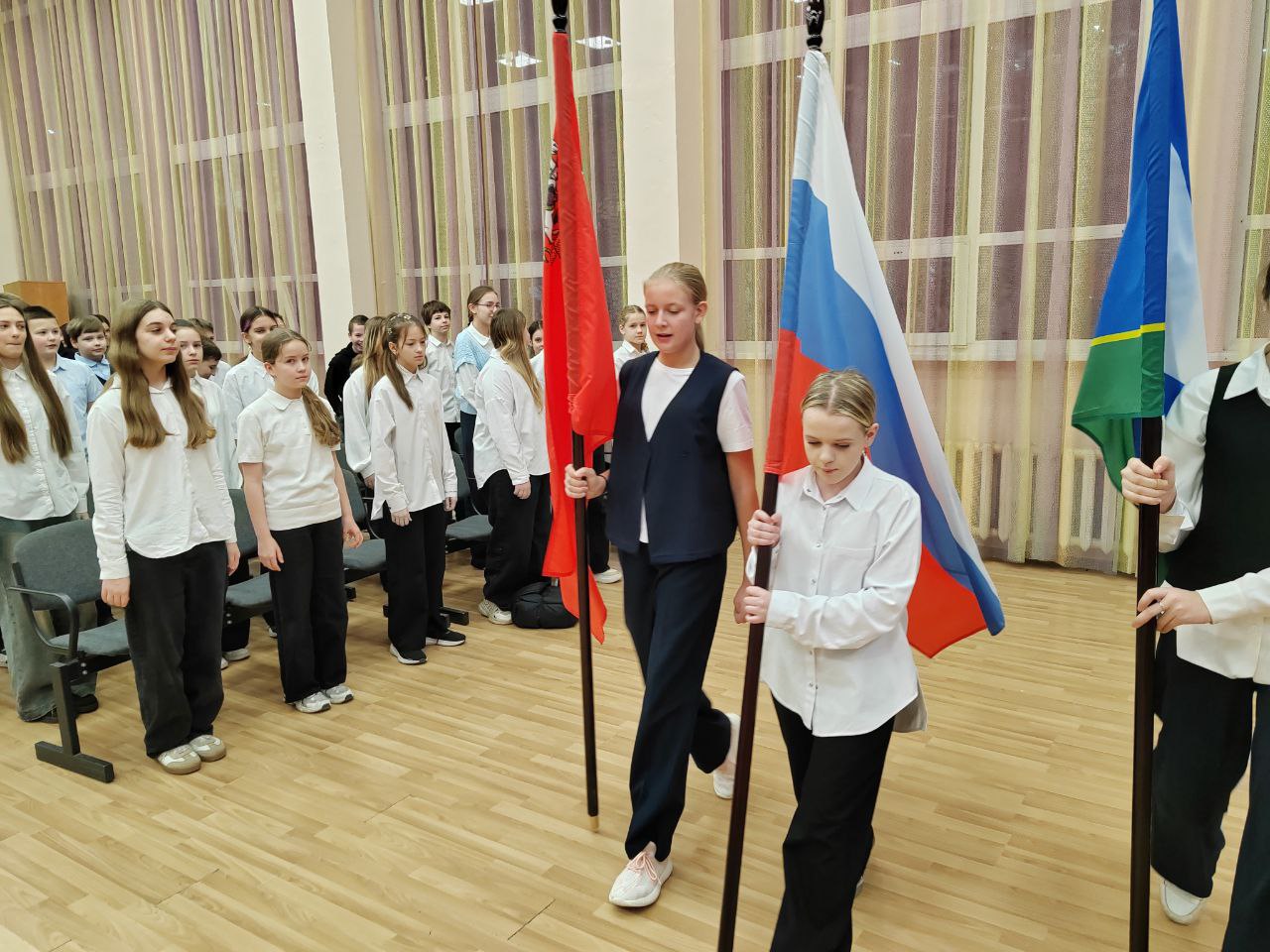 Традиционно понедельник открываем торжественной линейкой посвященной выносу Государственного флага РФ