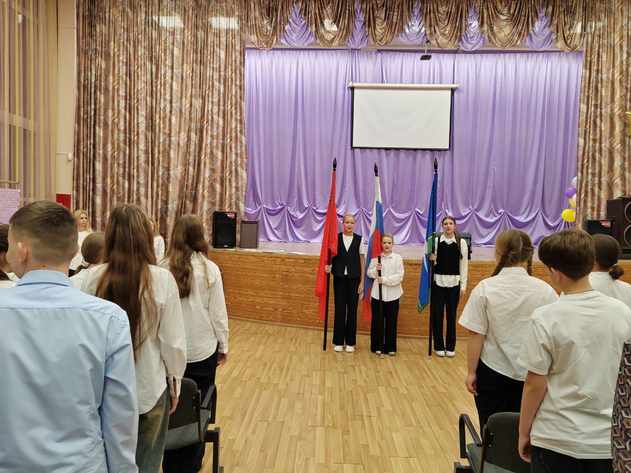 Традиционно понедельник открываем торжественной линейкой посвященной выносу Государственного флага РФ Традиционно понедельник открываем торжественной линейкой посвященной выносу Государственного флага РФ