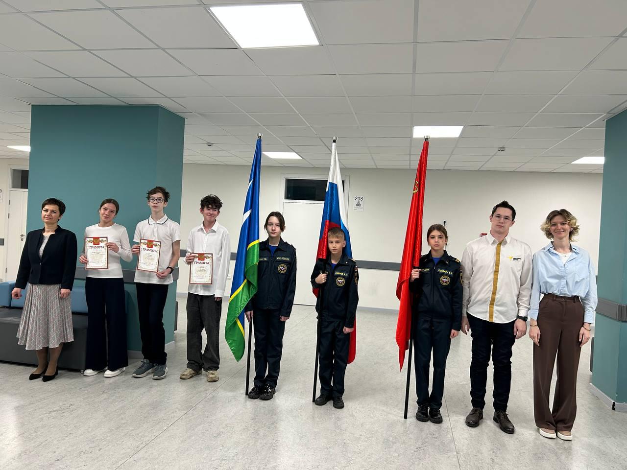 Понедельник 24 ноября встречает нас еженедельной торжественной линейкой с поднятием флага и гимном