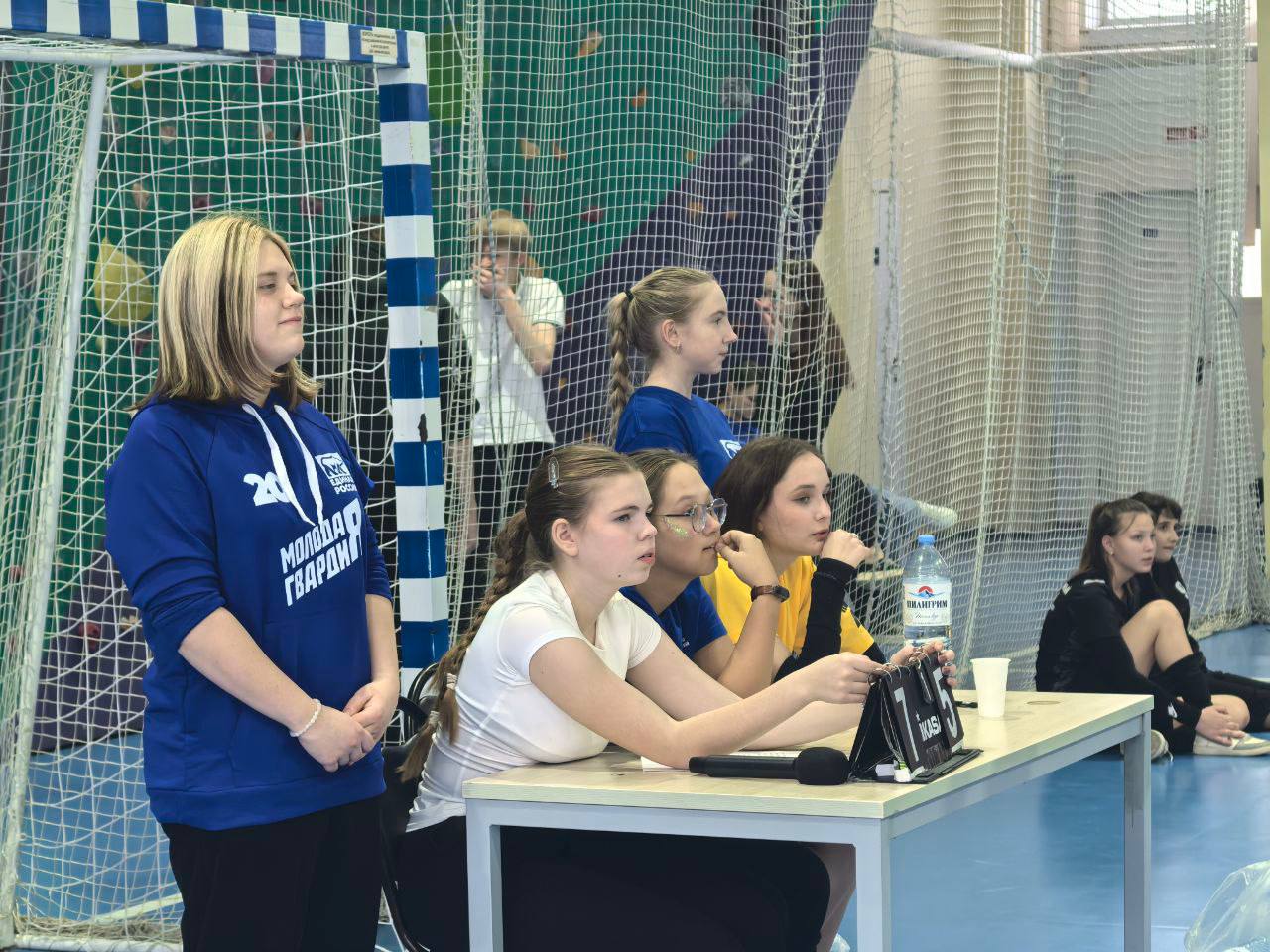 В Серпухове состоялся спортивный праздник в ФОК «Русский медведь» — волейбольный турнир «Стенка на стенку — школа на школу», организованный активистами «Молодой Гвардии Единой России» при активной помощи и поддержке Совета... В Серпухове состоялся спортивный праздник в ФОК «Русский медведь» — волейбольный турнир «Стенка на стенку — школа на школу», организованный активистами «Молодой Гвардии Единой России» при активной помощи и поддержке Совета...