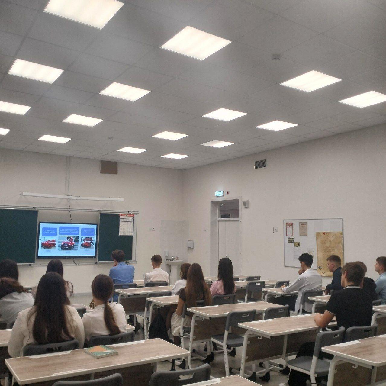 Понедельник 24 ноября встречает нас еженедельной торжественной линейкой с поднятием флага и гимном Понедельник 24 ноября встречает нас еженедельной торжественной линейкой с поднятием флага и гимном