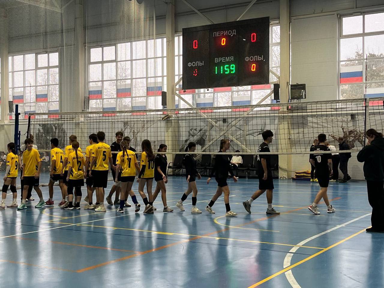 В Серпухове состоялся спортивный праздник в ФОК «Русский медведь» — волейбольный турнир «Стенка на стенку — школа на школу», организованный активистами «Молодой Гвардии Единой России» при активной помощи и поддержке Совета... В Серпухове состоялся спортивный праздник в ФОК «Русский медведь» — волейбольный турнир «Стенка на стенку — школа на школу», организованный активистами «Молодой Гвардии Единой России» при активной помощи и поддержке Совета...