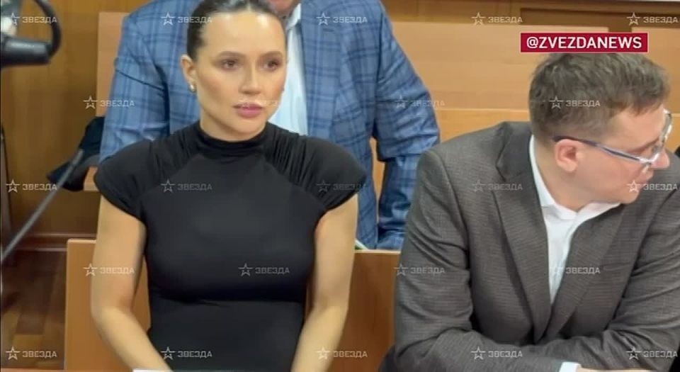 Живот беременной Лерчек запечатлели журналисты во время судебного заседания — ранее стало известно, что она забеременела от своего тренера по танцам