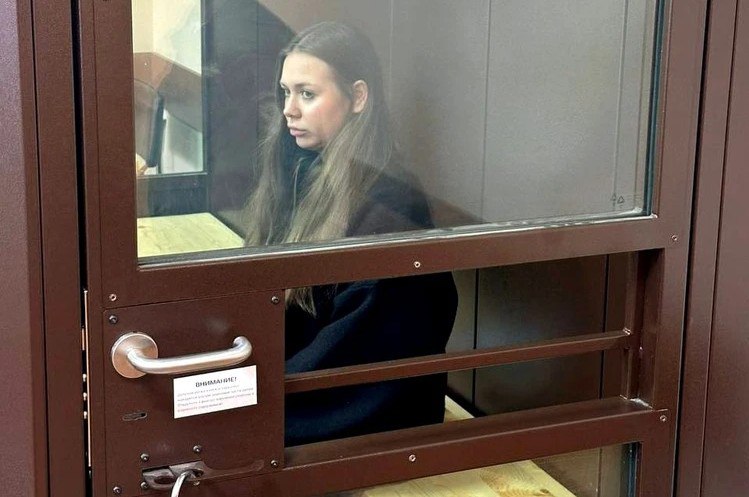 Плевок в сторону фронта: стюардесса из Подмосковья получила срок за антироссийские посты