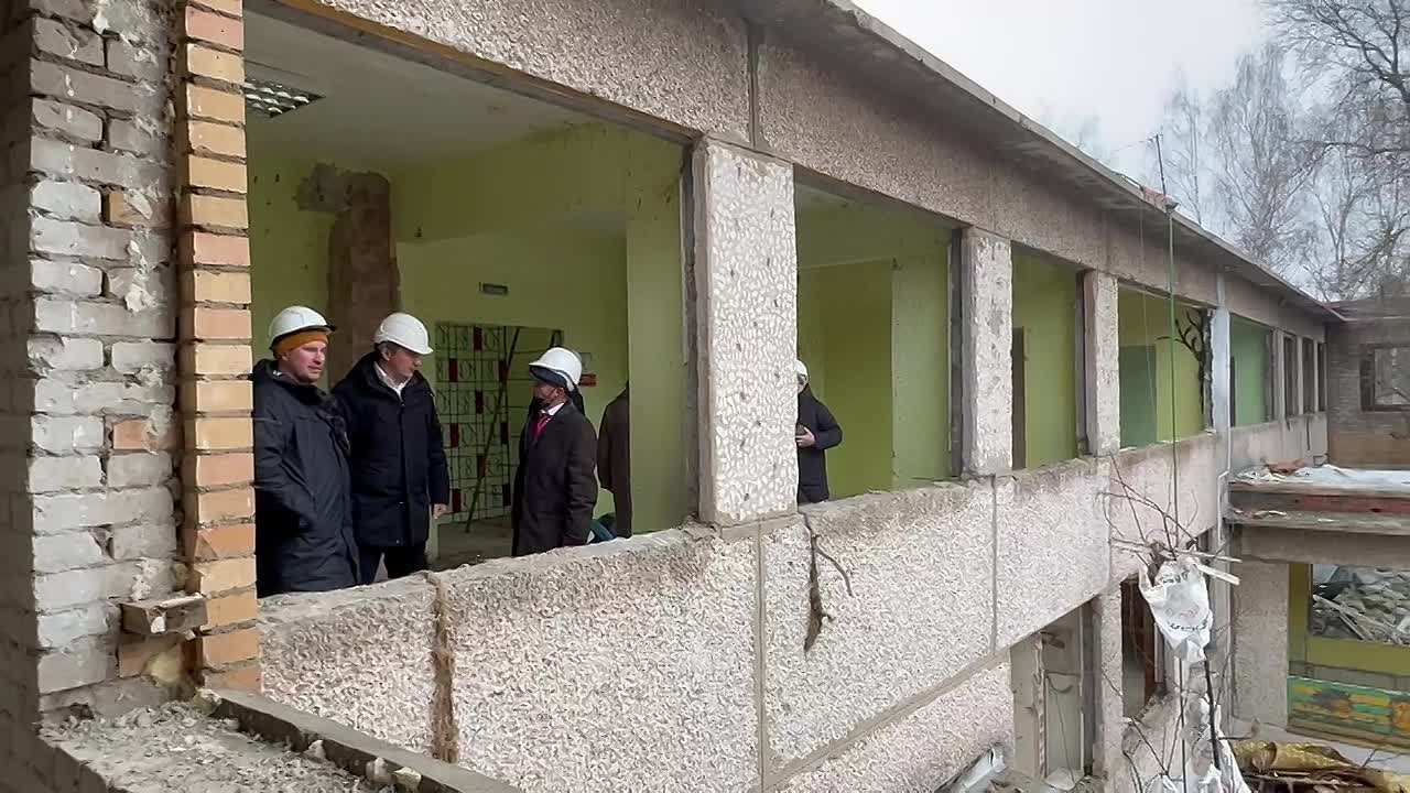 Глава Жуковского проверил ход ремонта в дошкольных отделениях школ №12 и №15