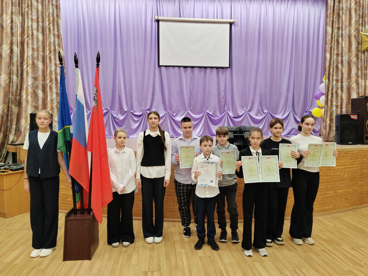 Традиционно понедельник открываем торжественной линейкой посвященной выносу Государственного флага РФ Традиционно понедельник открываем торжественной линейкой посвященной выносу Государственного флага РФ