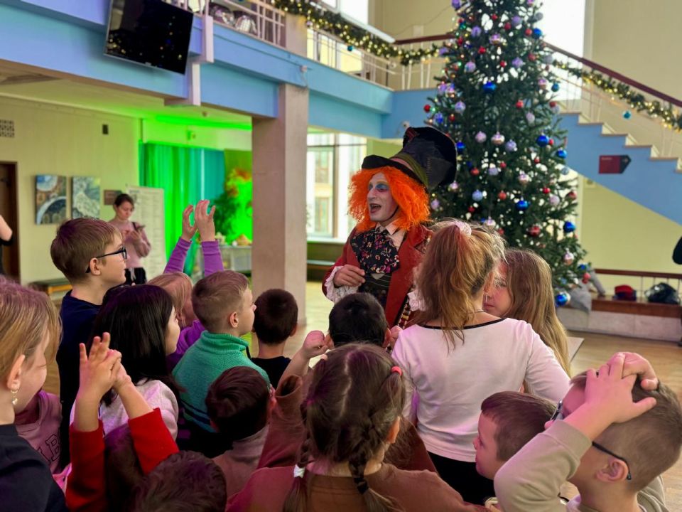 В Королёве для юных жителей устроили яркое приключение по мотивам сказки «Алисы в Стране чудес»