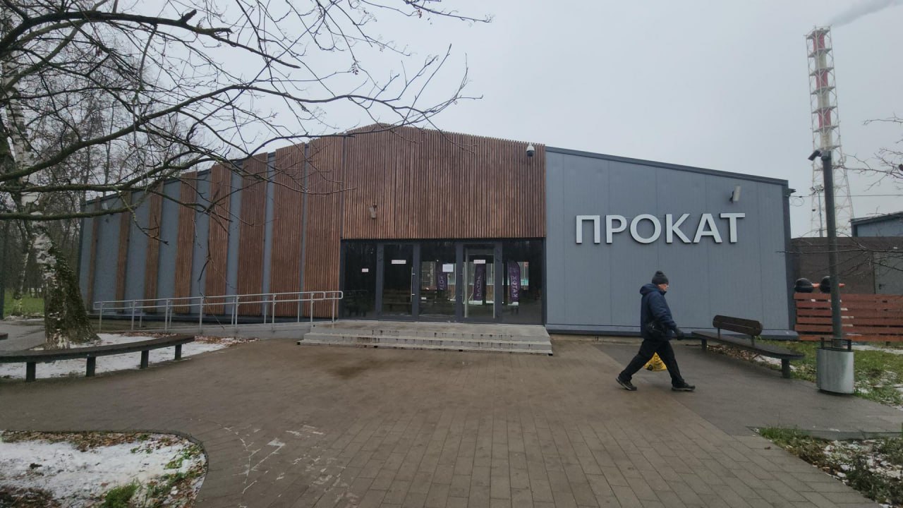 В Наташинском парке в Люберцах смонтировали Новогоднюю ёлку и начали готовить каток