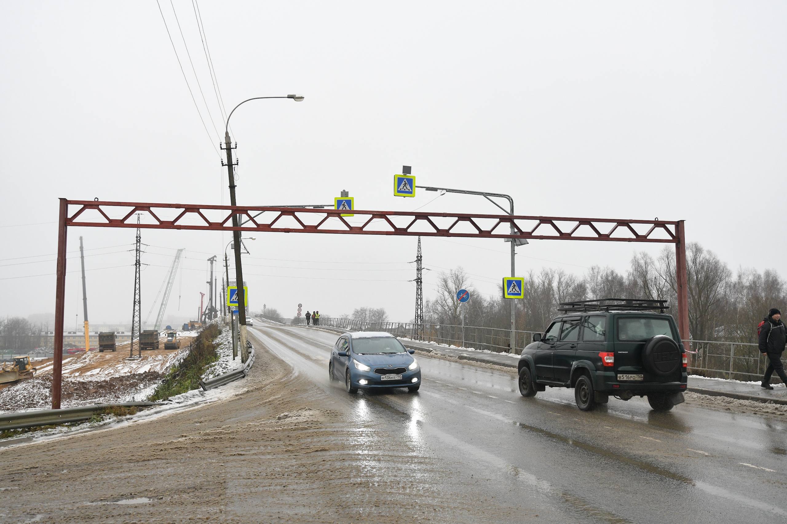 На Рогачевском мосту продолжаются работы по ограничению проезда крупногабаритного транспорта