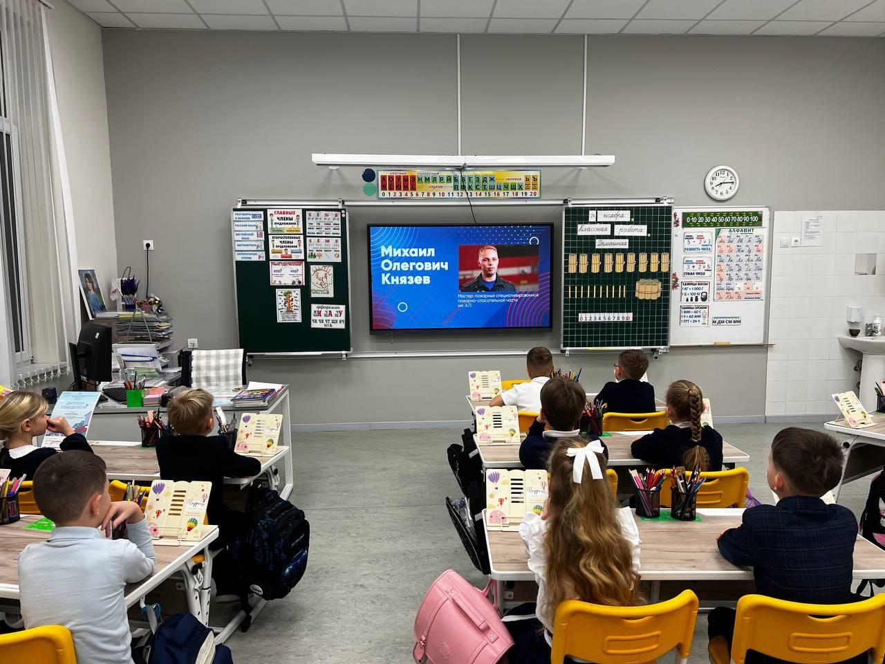 Понедельник 24 ноября встречает нас еженедельной торжественной линейкой с поднятием флага и гимном Понедельник 24 ноября встречает нас еженедельной торжественной линейкой с поднятием флага и гимном