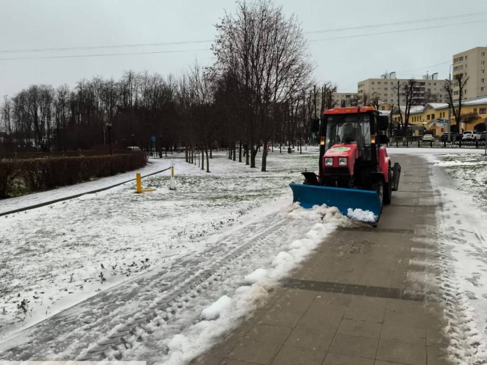 Уважаемые жители!. В выходные в Подмосковье прошел мокрый снег, который ночью сменился дождем