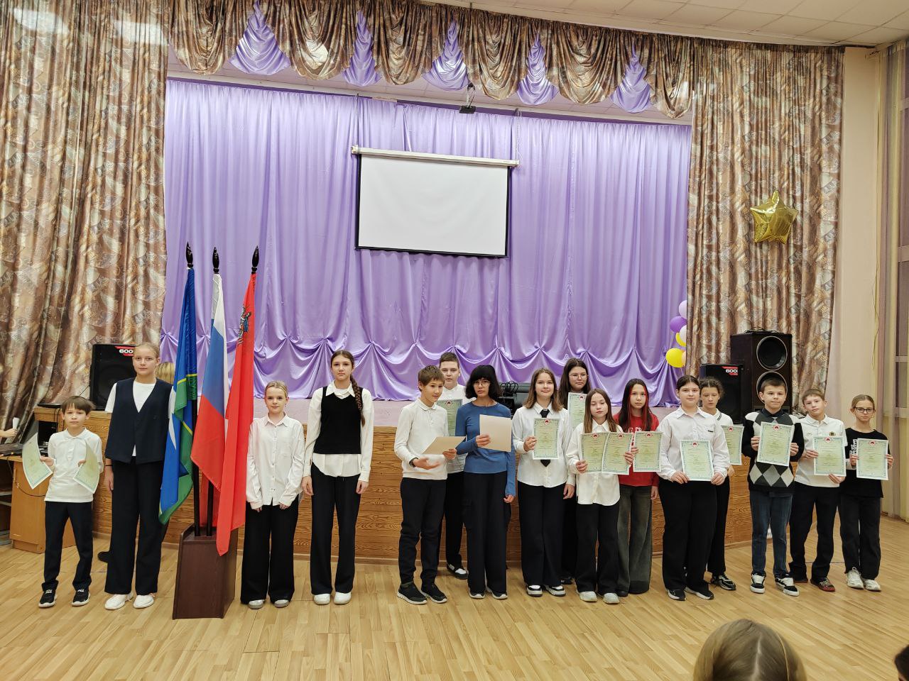 Традиционно понедельник открываем торжественной линейкой посвященной выносу Государственного флага РФ Традиционно понедельник открываем торжественной линейкой посвященной выносу Государственного флага РФ