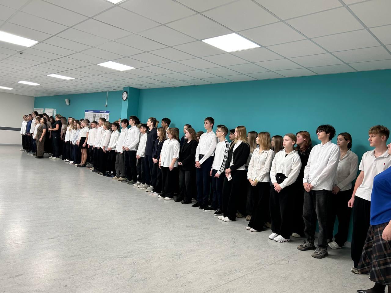 Понедельник 24 ноября встречает нас еженедельной торжественной линейкой с поднятием флага и гимном Понедельник 24 ноября встречает нас еженедельной торжественной линейкой с поднятием флага и гимном