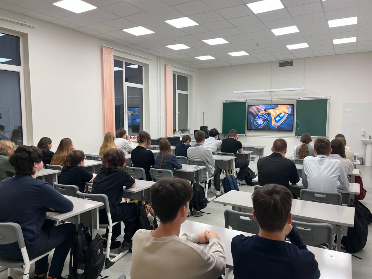 Понедельник 24 ноября встречает нас еженедельной торжественной линейкой с поднятием флага и гимном Понедельник 24 ноября встречает нас еженедельной торжественной линейкой с поднятием флага и гимном