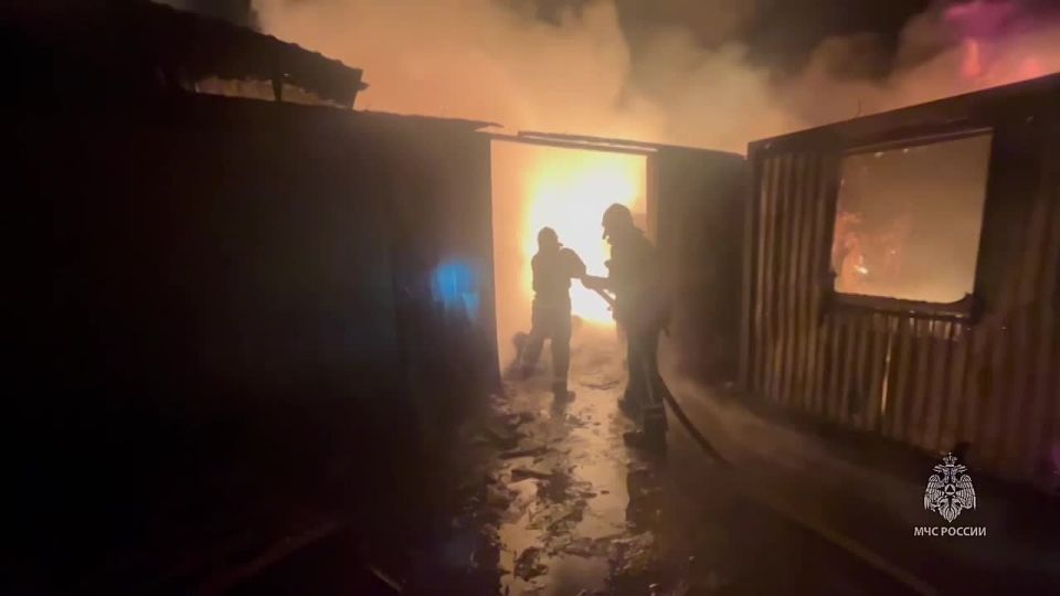 Склад на 1200 "квадратов" горит в Пушкино, сообщили в МЧС Московской области