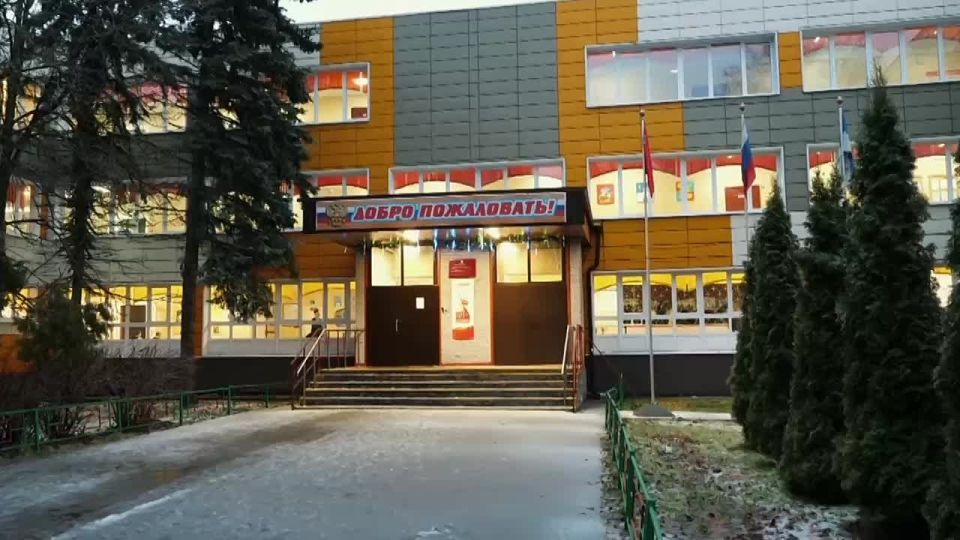 Новую рабочую неделю начали с приятной миссии — заехала в Хотьковскую школу №1, чтобы вручить почётные грамоты и памятные подарки нашим юным героям — ученикам 5 класса Роману Левченко и Алексею Марущаку