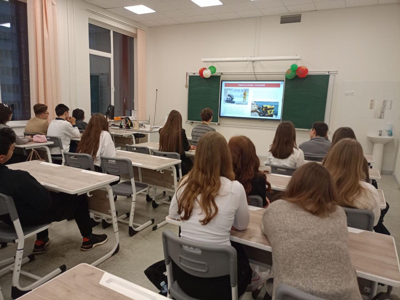 Понедельник 24 ноября встречает нас еженедельной торжественной линейкой с поднятием флага и гимном Понедельник 24 ноября встречает нас еженедельной торжественной линейкой с поднятием флага и гимном