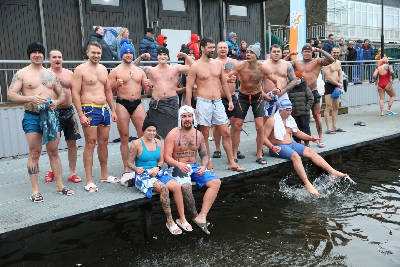 В Долгопрудном новый сезон открыли любители зимнего плавания