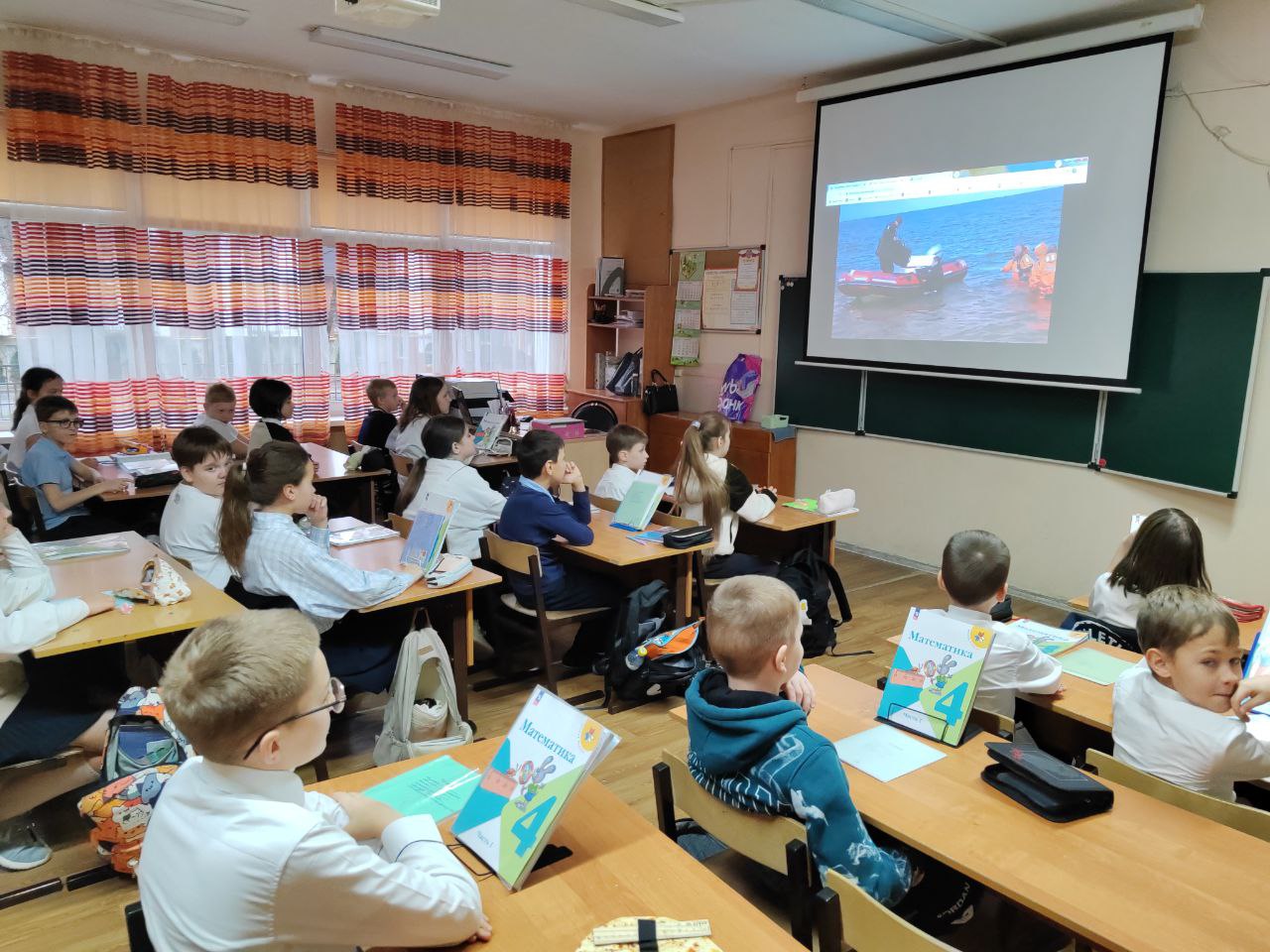 Сегодня, в рамках проекта "Разговоры о важном", в центре внимания оказалась одна из самых мужественных и необходимых профессий – профессия жизнь спасать Сегодня, в рамках проекта "Разговоры о важном", в центре внимания оказалась одна из самых мужественных и необходимых профессий – профессия жизнь спасать