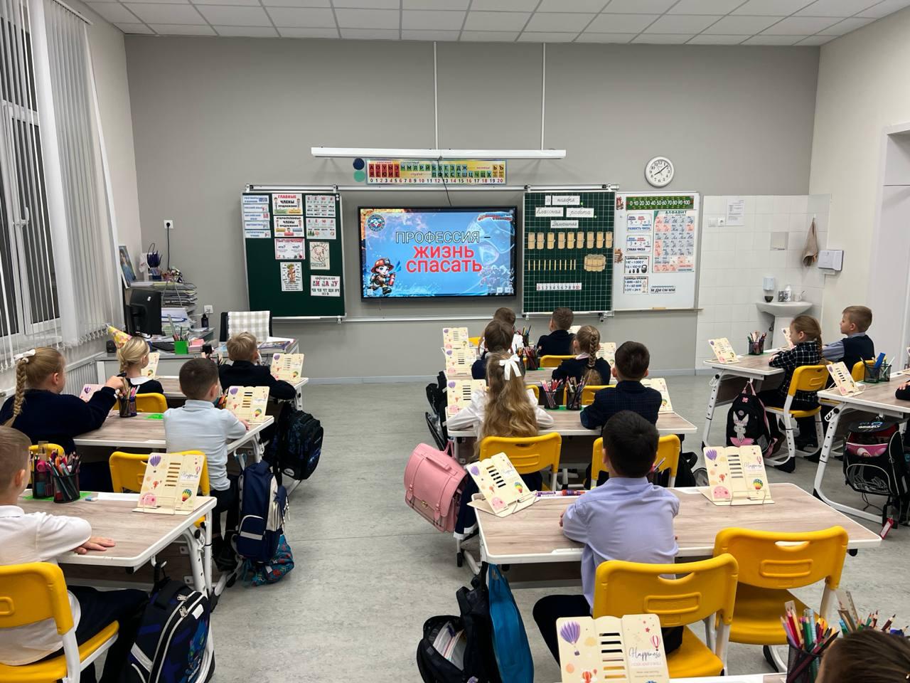 Понедельник 24 ноября встречает нас еженедельной торжественной линейкой с поднятием флага и гимном Понедельник 24 ноября встречает нас еженедельной торжественной линейкой с поднятием флага и гимном