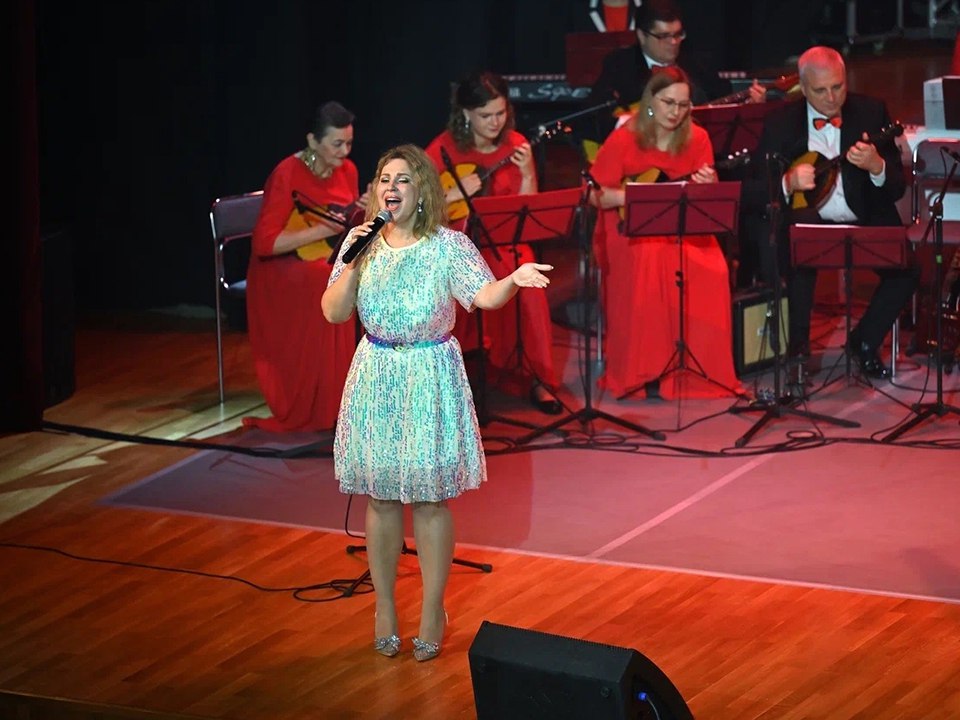 Ступинский хор спел на 650 голосов: оркестр "Мелодии России" устроил народное караоке Ступинский хор спел на 650 голосов: оркестр "Мелодии России" устроил народное караоке