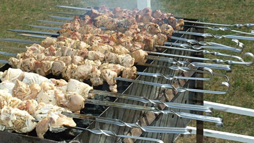 «Чтобы мясо лучше усвоилось»: почему шашлык требует маринования, поделилась врач
