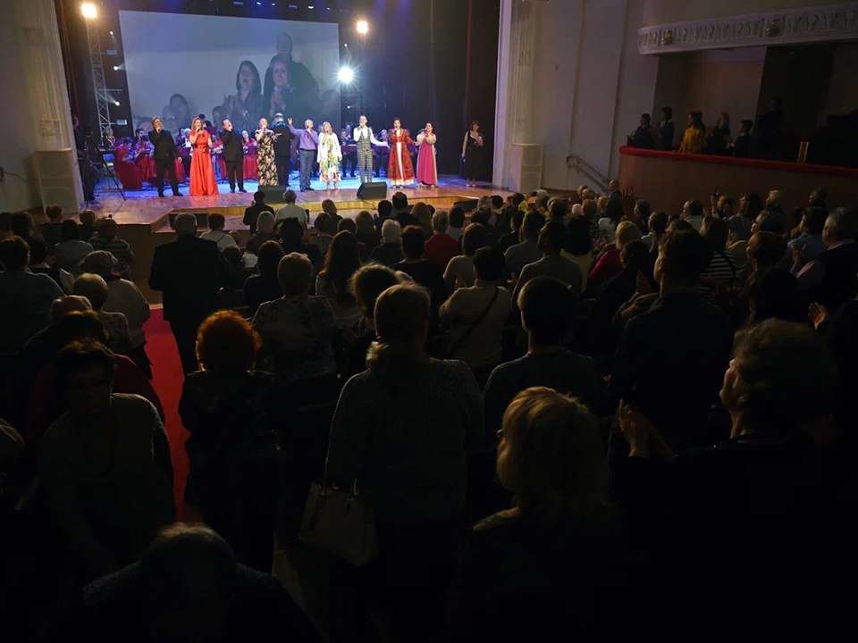 Ступинский хор спел на 650 голосов: оркестр "Мелодии России" устроил народное караоке Ступинский хор спел на 650 голосов: оркестр "Мелодии России" устроил народное караоке