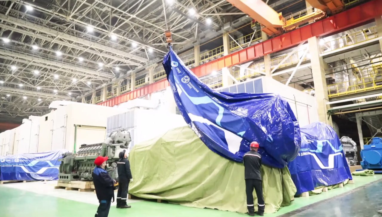 На Коломенском заводе начали одевать дизельные двигатели в защитные чехлы с символикой предприятия