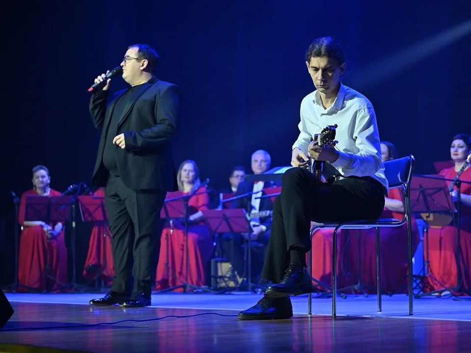 Ступинский хор спел на 650 голосов: оркестр "Мелодии России" устроил народное караоке Ступинский хор спел на 650 голосов: оркестр "Мелодии России" устроил народное караоке