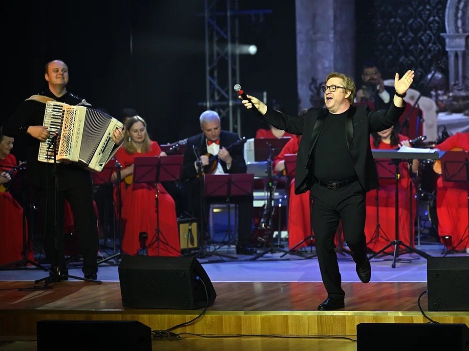 Ступинский хор спел на 650 голосов: оркестр "Мелодии России" устроил народное караоке Ступинский хор спел на 650 голосов: оркестр "Мелодии России" устроил народное караоке