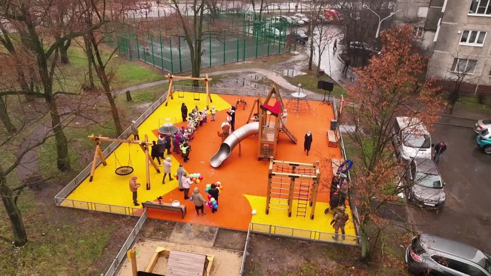 Обновленную детскую площадку по программе губернатора открыли в Дзержинском городского округа Люберцы