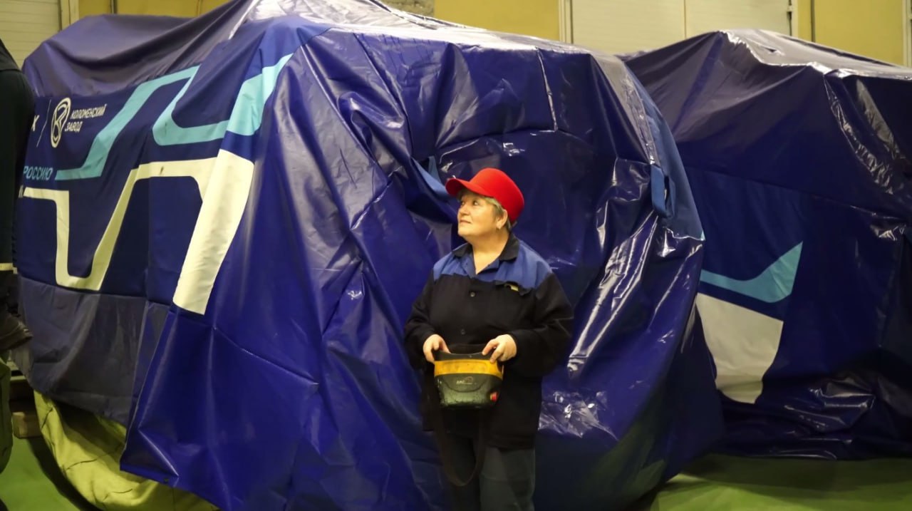 На Коломенском заводе начали одевать дизельные двигатели в защитные чехлы с символикой предприятия На Коломенском заводе начали одевать дизельные двигатели в защитные чехлы с символикой предприятия