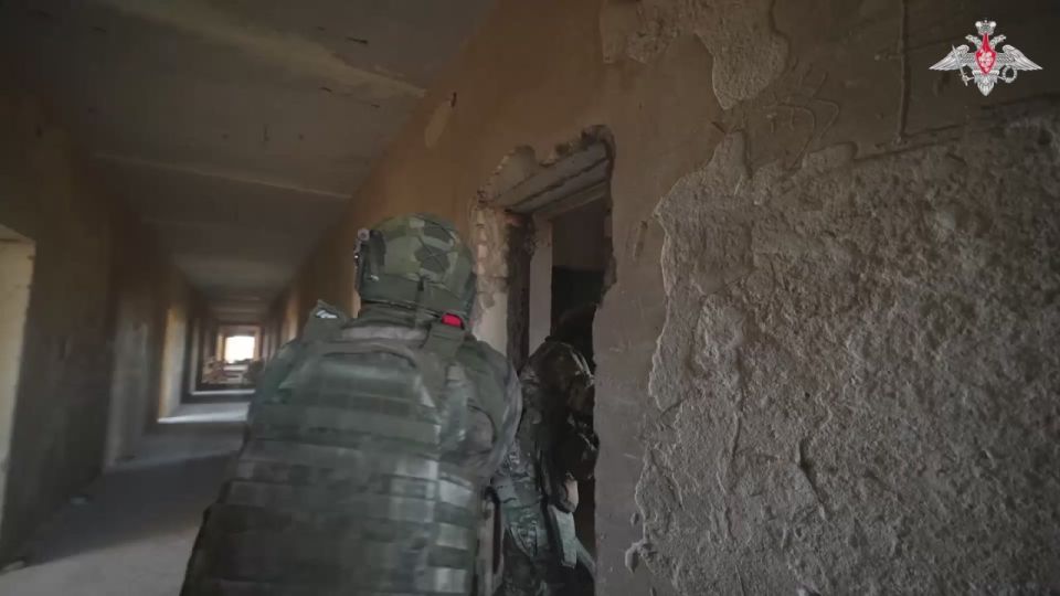 Штурмовые подразделения российских десантников проходят подготовку по захвату и зачистке опорных пунктов противника в городской застройке на полигоне в Запорожской области