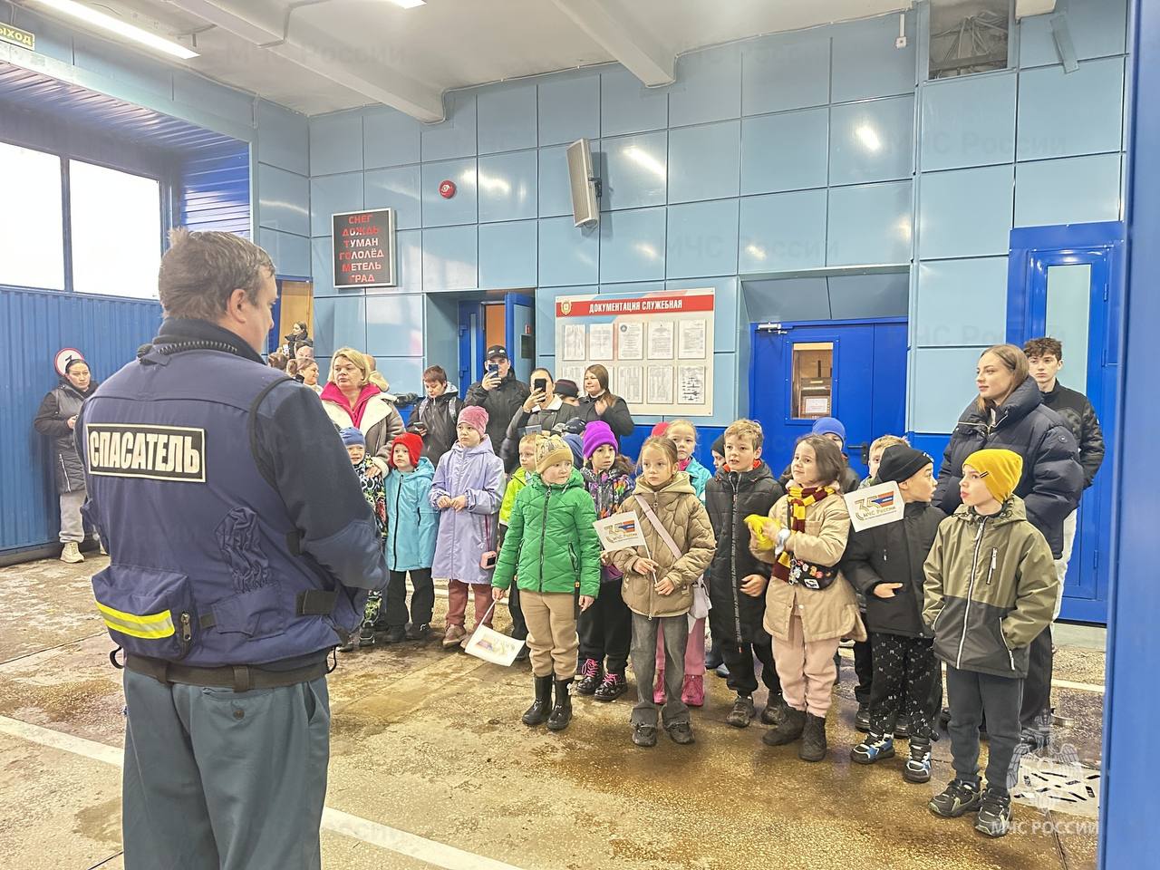 В Королёве прошла увлекательная экскурсия для детей в честь 35-летия МЧС России В Королёве прошла увлекательная экскурсия для детей в честь 35-летия МЧС России