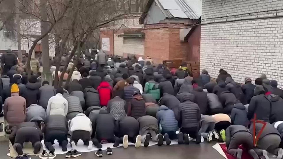Сотрудники Росгвардии оказали силовую подделку при проведении рейда в подмосковной Электростали в мечети по поиску нелегальных мигрантов