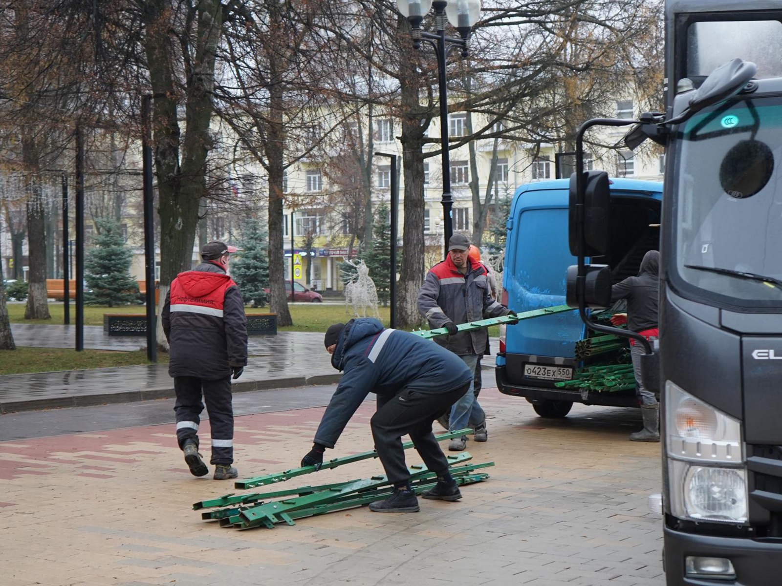 20 метров праздника: в центре города Ступино начали собирать главную новогоднюю ель