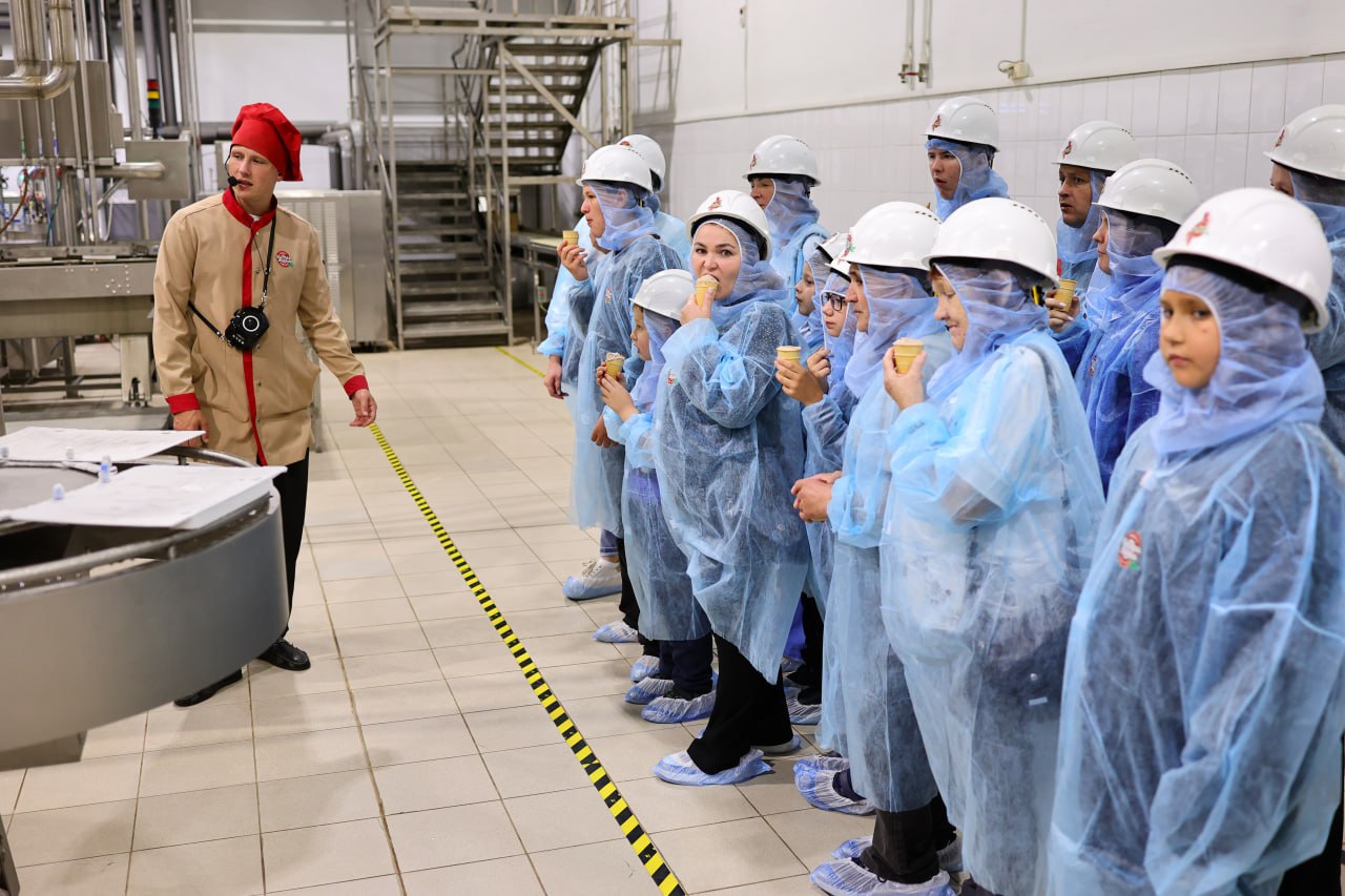 Ветераны СВО и их семьи посетили фабрику мороженого в Долгопрудном