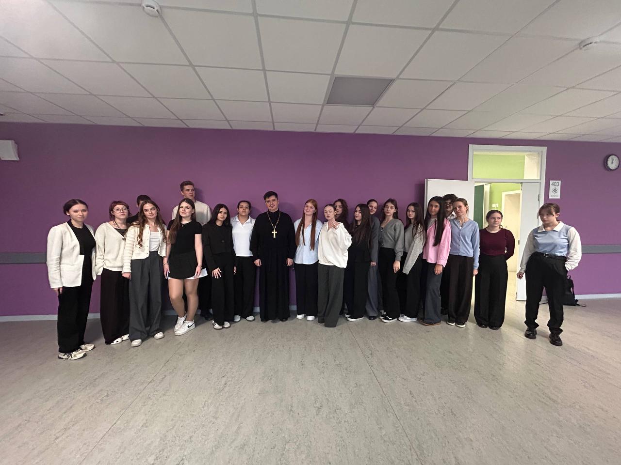 26 ноября в рамках проекта «Разговоры со священником» нашу школу посетил Иерей Валентин Липай, чтобы обсудить с учениками важную тему — «Любовь и влюбленность»