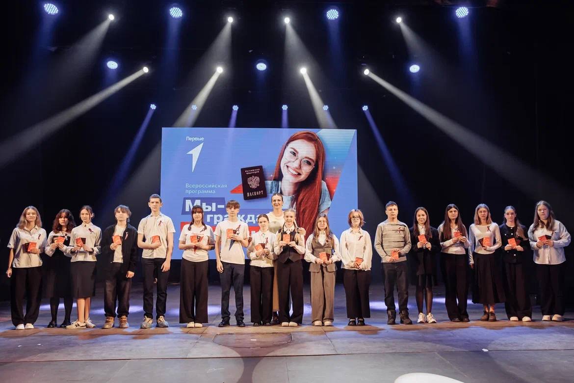 Быть первым!. В Зимнем театре состоялось важное событие — открытие первичного отделения «Движения Первых» и церемония вступления новых участников Быть первым!. В Зимнем театре состоялось важное событие — открытие первичного отделения «Движения Первых» и церемония вступления новых участников