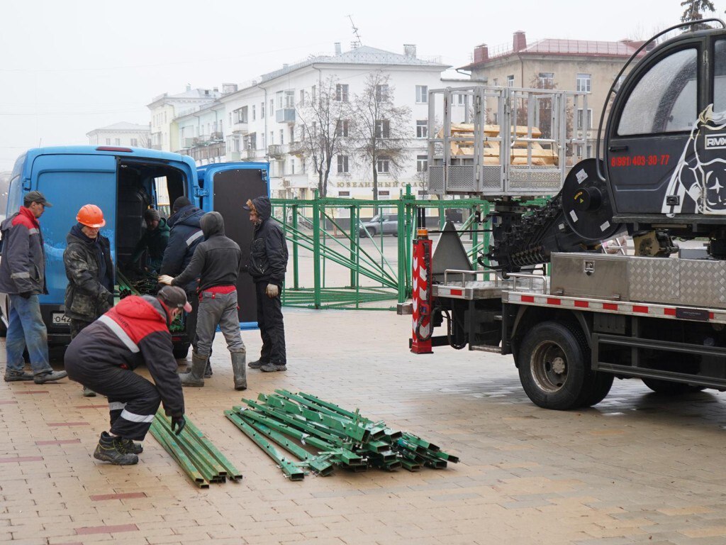 20 метров праздника: в центре города Ступино начали собирать главную новогоднюю ель 20 метров праздника: в центре города Ступино начали собирать главную новогоднюю ель