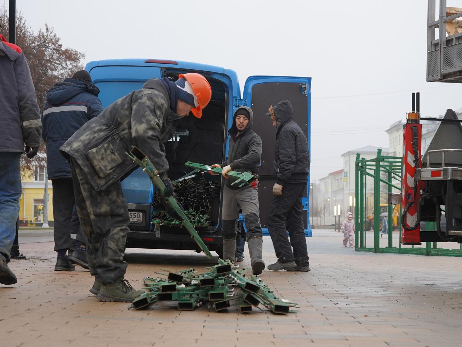 20 метров праздника: в центре города Ступино начали собирать главную новогоднюю ель 20 метров праздника: в центре города Ступино начали собирать главную новогоднюю ель
