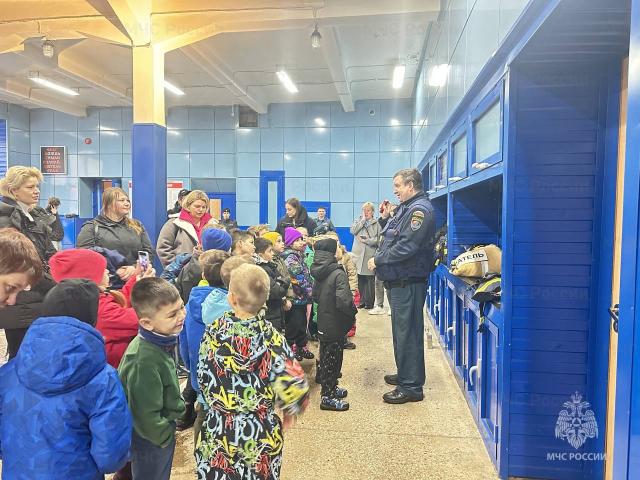 В Королёве прошла увлекательная экскурсия для детей в честь 35-летия МЧС России В Королёве прошла увлекательная экскурсия для детей в честь 35-летия МЧС России