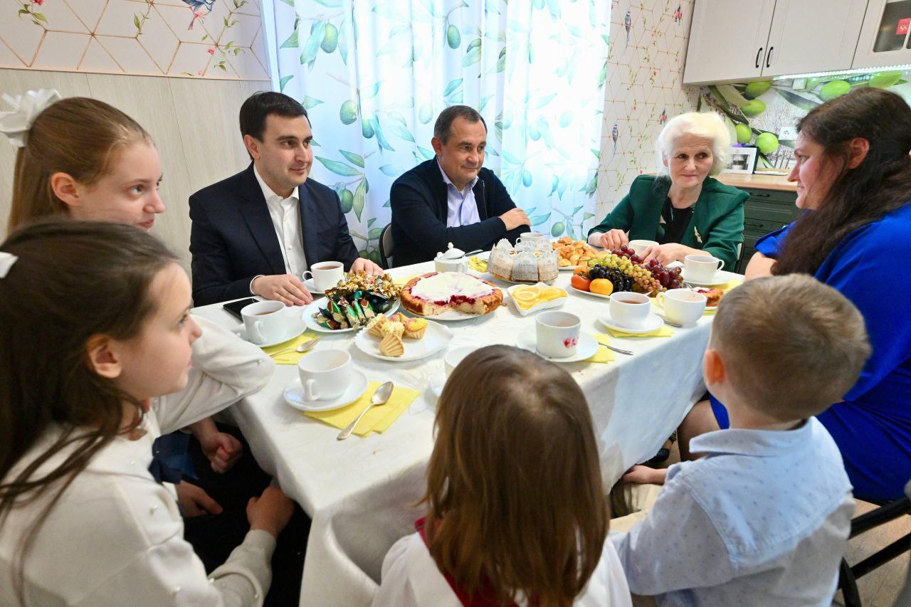 Филипп Науменко: В преддверии Дня матери вместе с секретарем регионального отделения партии «Единая Россия», председателем Московской областной Думы Игорем Юрьевичем Брынцаловым навестили многодетную семью Медведевых