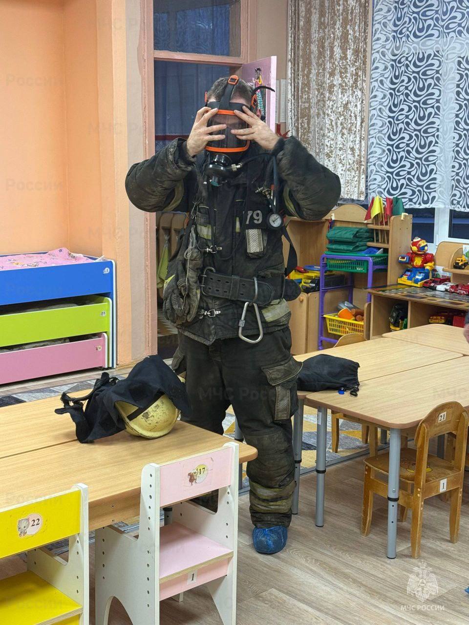 Сотрудники 79 ПСЧ провели профилактические мероприятия в детском саду Чехова Сотрудники 79 ПСЧ провели профилактические мероприятия в детском саду Чехова