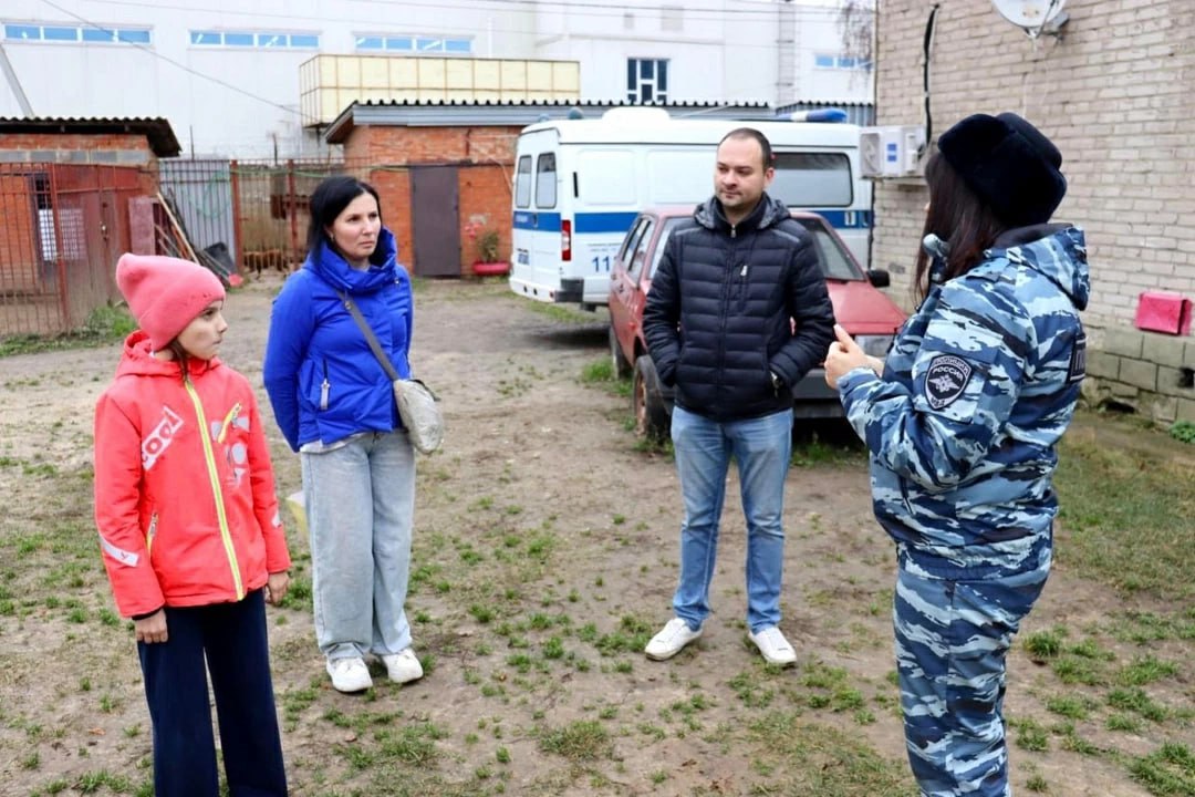 В Подмосковье полицейские-кинологи помогли школьнице подготовиться к научной конференции В Подмосковье полицейские-кинологи помогли школьнице подготовиться к научной конференции